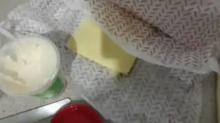 café da tarde, enroladinho de salsicha com massa de pastel