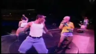 Madonna - 17. Everybody Is A Star (Girlie Show 1993)