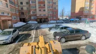 Приехал во дворы🚜🚜🚜. Пробую срезать лёд.
