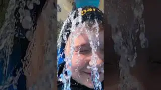 Сынок в струях воды | My son under water | Mi hijo bajo el agua