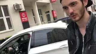 Парень залез в машину Дмитрия Колезева