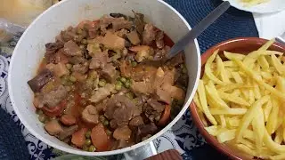 Caçoila de porco com ervilhas (tradição portuguesa)
