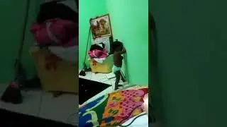 A irma de um ano bate na irmã de 3 ea vovó colocar de castigo