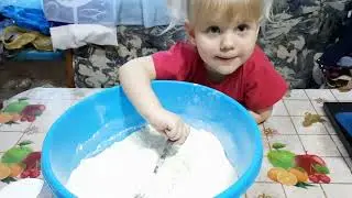 У нас снова постряпушки. Любушка катает тесто.