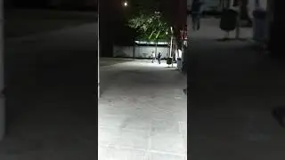 Девочка делает шпагат на самокате.