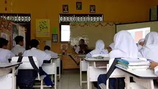 Teaching English for Seventh Graders Using Direct Method: SMP Negeri 4 Aluh Aluh, October, 2024