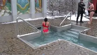 девушка в красном купается в полынье