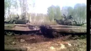 Танк вытянули из грязи, но... (Russian army tanks incident)