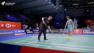 TV 2 SPORT-kommentator Dennis Bostrup som linjedommer