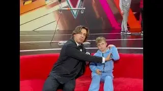 Максим Галкин с сыном Эвелины Блёданс на шоу 