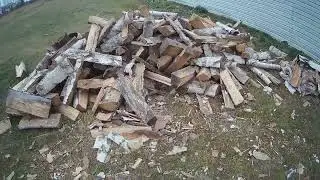 Привезли дров для бани.  Складываем в поленницу.