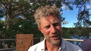 Vinnaren på NF Race 40 år Ola Barthelson intervjuas av Nisse Virving