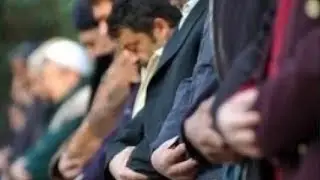 A lejohet të falemi me sy mbyllur?