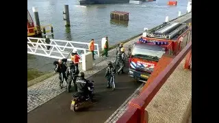 Containerschip vaart tegen Willemsbrug in Rotterdam