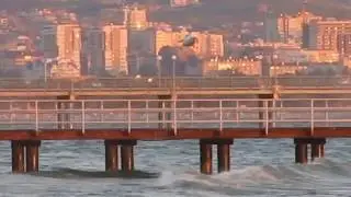 Вертолёт черпает воду из Чёрного моря для тушения пожара