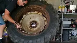 Ford 600 tractor. Removing wheel hub from the tire ring.
