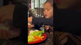 Begini lah Kalau anak Bule makan pakai tangan 