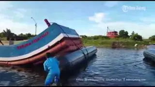VIDEO Mendebarkan, Detik-detik Kapal Paralon Pertama di Indonesia Diturunkan ke Laut
