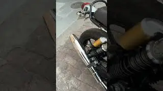 Royal Enfield interceptor with red rooster exhaust #royalenfield #interceptor650 #650 #exhaust