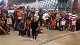 Awek seksi ni je yang layan lagu ni...