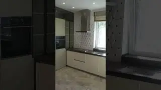 Современная кухня с кварцевой столешницей.