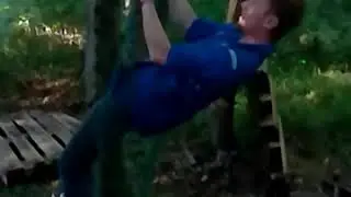 Un jeune fou essaye de se pendre par les couilles (mettre le son pour plus de respect)