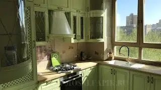 Нестандартная фисташковая кухня со столешницей из лиственницы