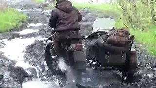 Мотоцикл Урал по жуткой грязи