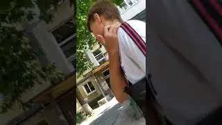Идут два гея по лесу