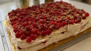 Огромный меренговый торт
