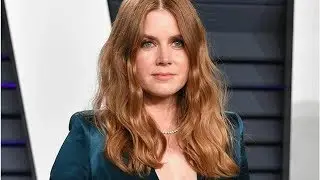 Hot redhead Amy Adams takes the plunge in dress slashed to the navel | BS NEWS