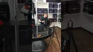 Невероятный талант: парень играет на гармони и поет песню «Зараза, брось»