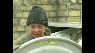 Скрытая камера.Бомж в мусорном баке.Поспать не дают)