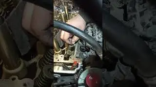 воздух в цилиндр коленвал зафиксировали поршень  в верх  новые  колпачки поставили и Засухариваем