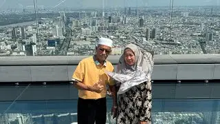 Ajak orang tua naik ke Mahanakhon Skywalk Gedung Tertinggi di Bangkok Lantai 78