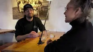 Bornholm rundt med Ina: Mikkel Ipsen, Tjener, rundviser, Hasle Røgeri