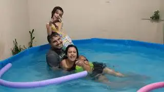 Na piscina com o papai