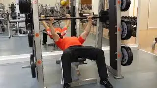 жим штанги лежа в смита видео