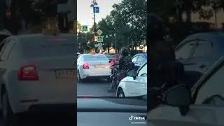 Красотка на мотоцикле