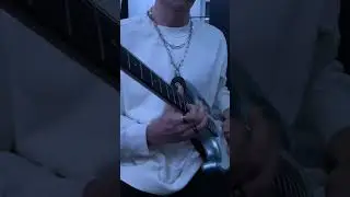 Idontwannabeyouanymore played on a Donnerguutar