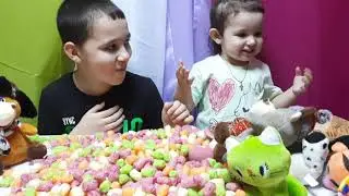 Кристина с Максимом играют в мягкие игрушки