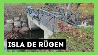 Sitio de descanso y área para encontrarse sobre un canal. Drenes y canales en la Isla de Rügen