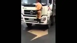Thêm một CSGT phải đánh đu cần gạt nước xe tải