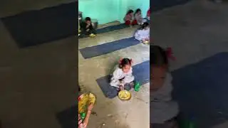 Столовая в индийской школе. Дети сидят прямо на полу!