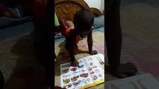 baby Jeep gadi dikha Raha hai