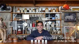 Nicolás Salvador, en el bar de Pablo Neruda