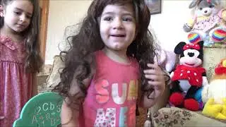 идет в салон для принцесс . Салон для девочек . turned into a princess