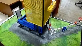 Действующий гидравлический макет добычи нефти штанговым насосом. Работа нефти показана маслом.