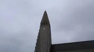 Hallgrímskirkja in Reykjavík, Ísland Strikes 7:00 p.m.