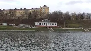 Протекает река, на набережной дом